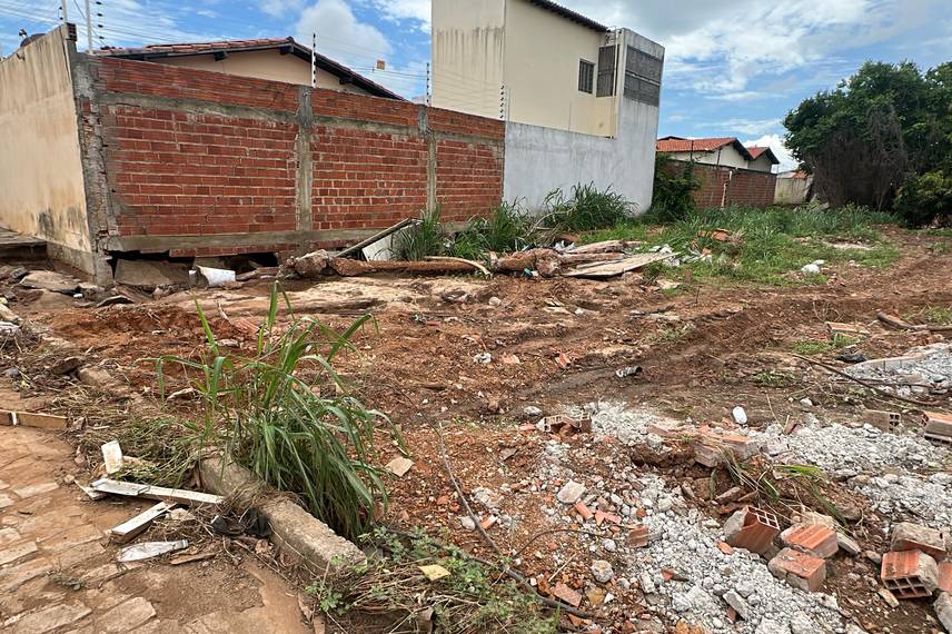 Casas atingidas por enchente em Picos correm risco de desabamento Casas atingidas por enchente em Picos correm risco de desabamento