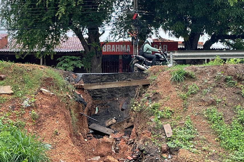 Chuva aumenta erosão do aterro na cabeceira da Ponte do Tancredo Neves
