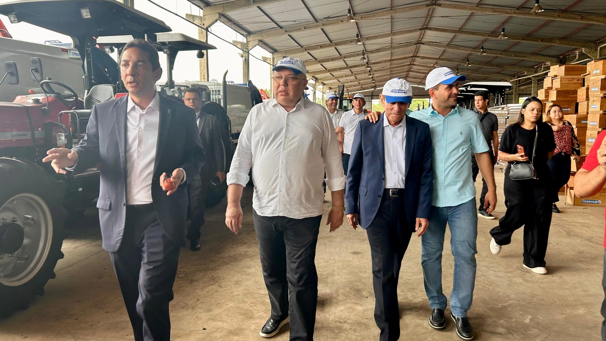 Codevasf realiza entrega de máquinas e veículos após estrago das chuvas em Picos