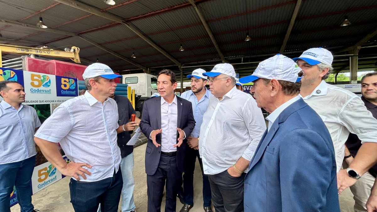 Codevasf realiza entrega de máquinas e veículos após estrago das chuvas em Picos