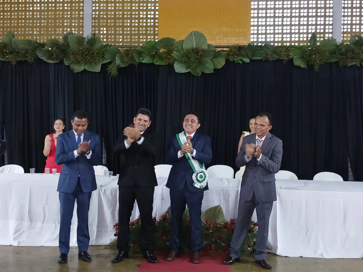Dr. Fabiano Araújo toma posse como prefeito de São Francisco do Piauí