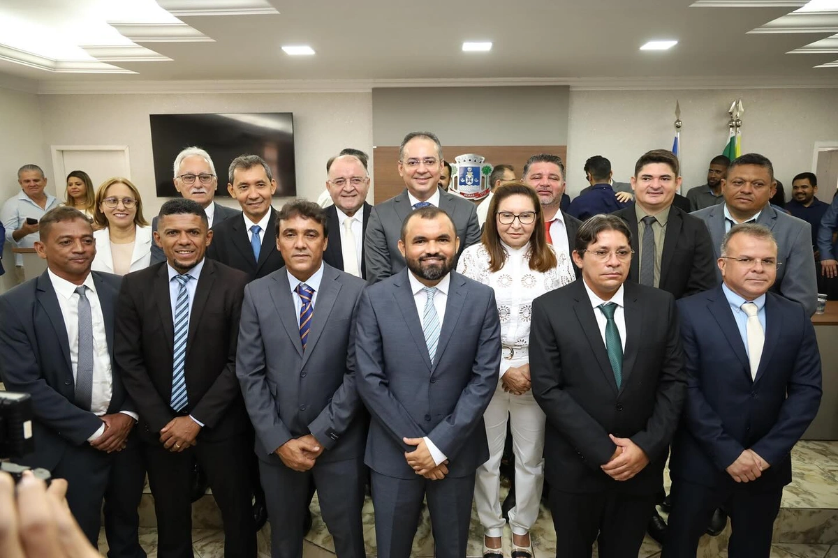 Dr. Hailton Alves toma posse como prefeito de Oeiras para a gestão 2025-2028