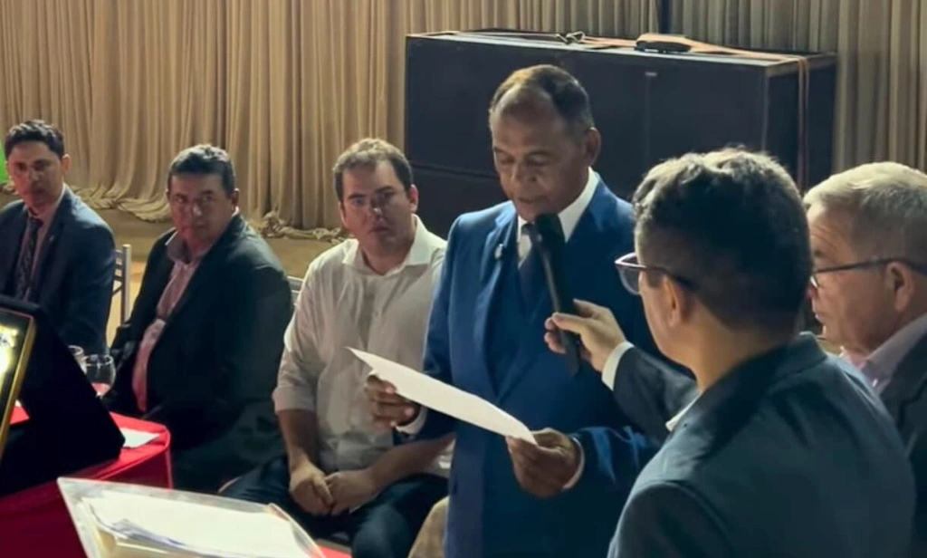 Dr. Zé Luis toma posse como prefeito de Baixa Grande do Ribeiro