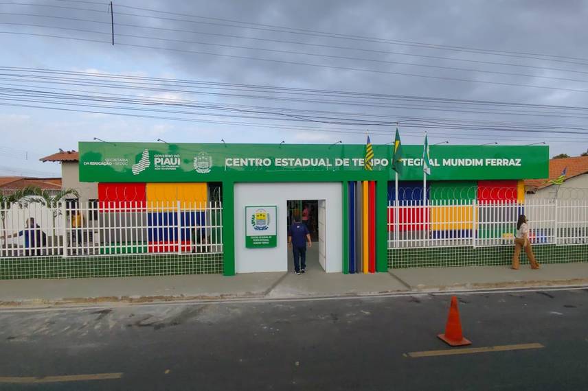 Governador entrega reforma e ampliação de escola na zona Norte de Teresina Governador entrega reforma e ampliação de escola na zona Norte de Teresina