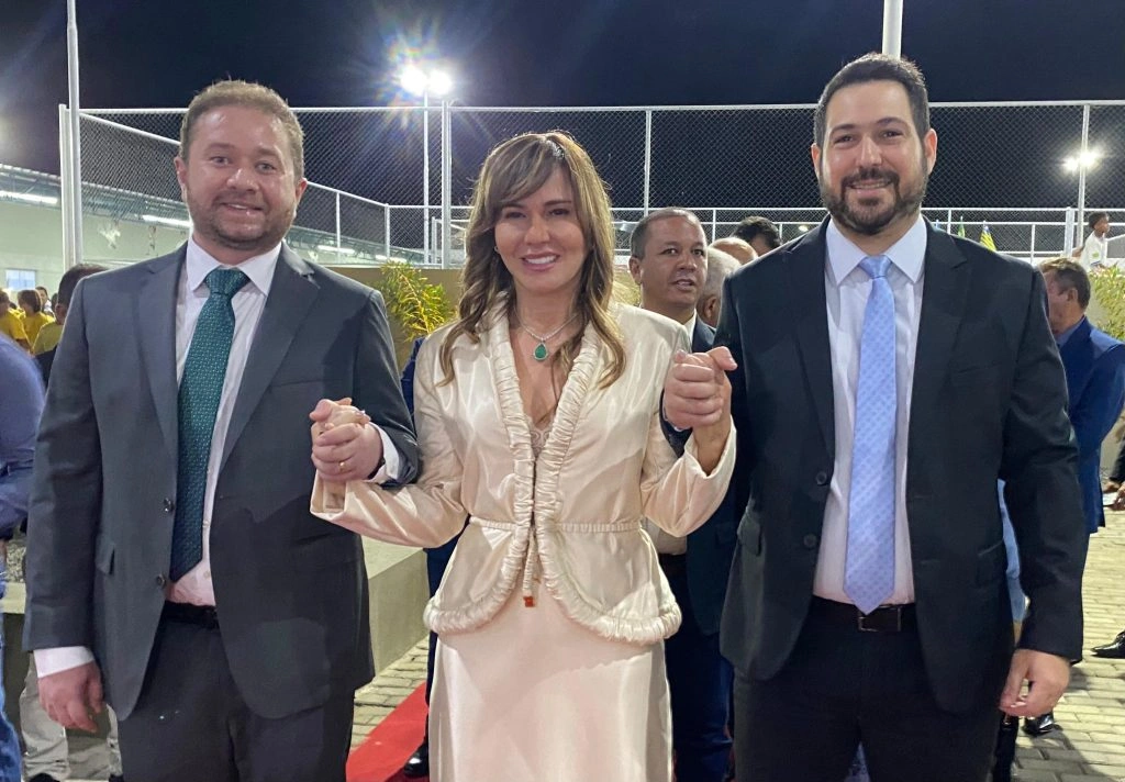Ivanária Sampaio toma posse como prefeita de Esperantina durante cerimônia