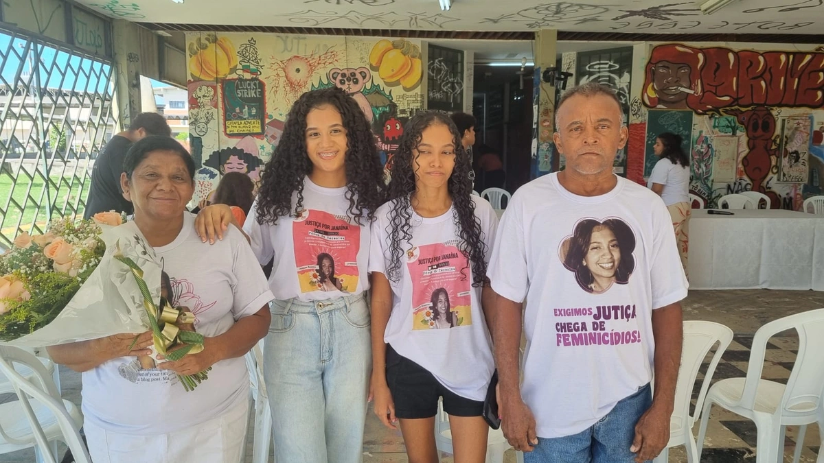 Janaína Bezerra recebe diploma simbólico dois anos após ser morta na UFPI