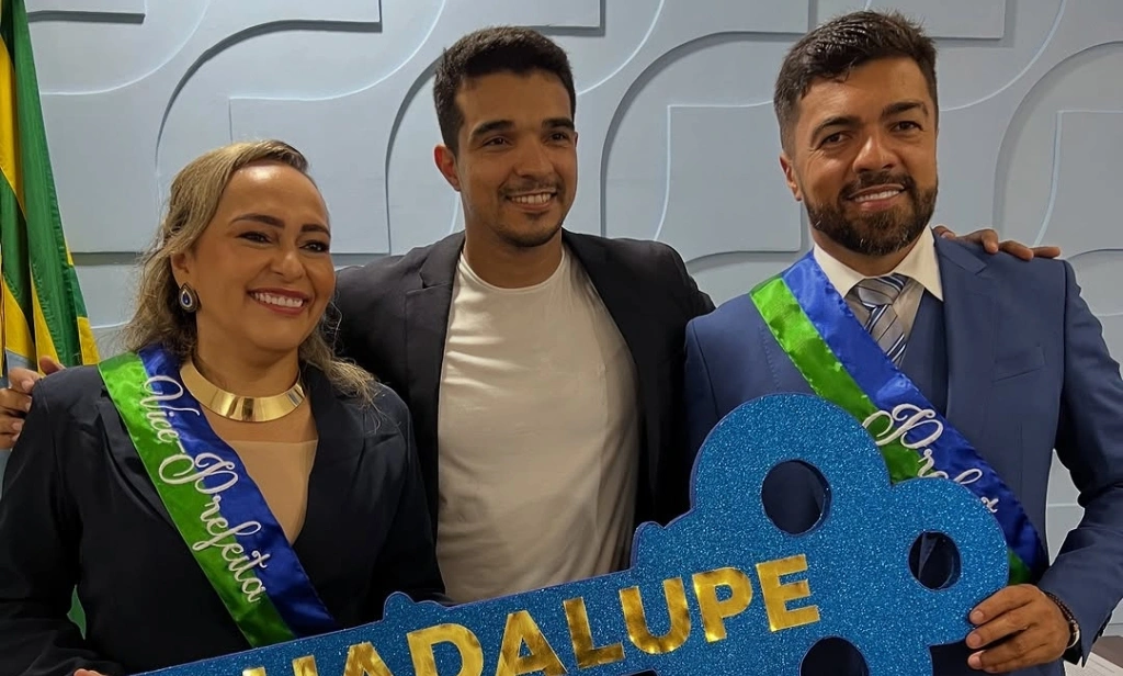 Jesse James toma posse como prefeito de Guadalupe em cerimônia solene