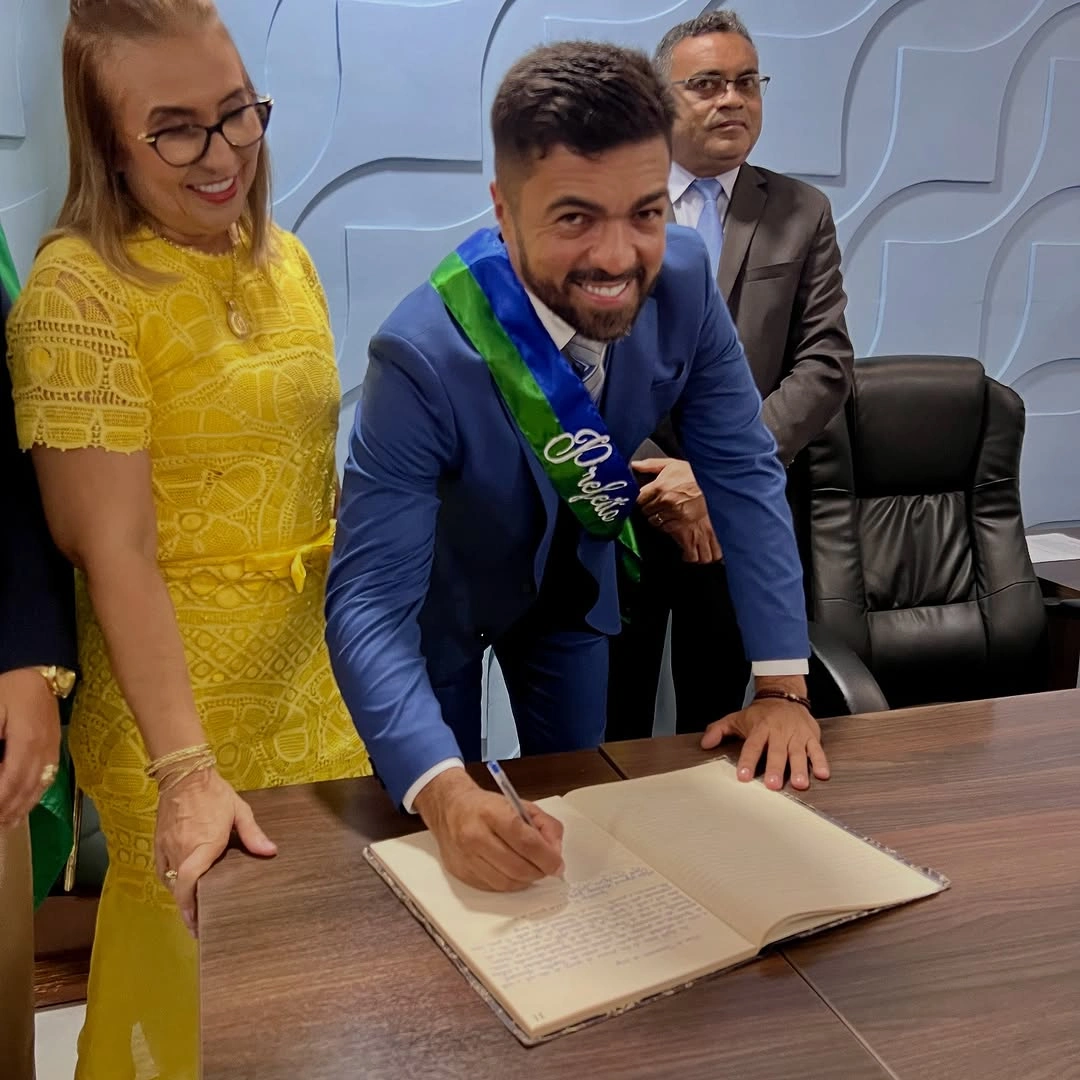 Jesse James toma posse como prefeito de Guadalupe em cerimônia solene