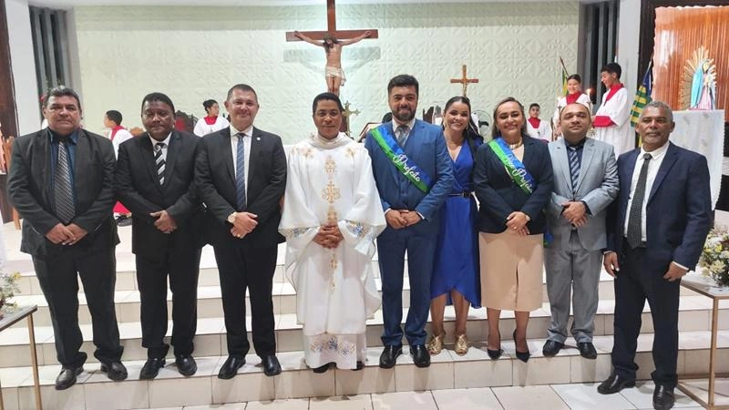 Jesse James toma posse como prefeito de Guadalupe em cerimônia solene