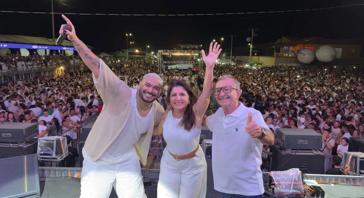 Maninha Fontenele celebra virada de ano com show na praia de Atalaia