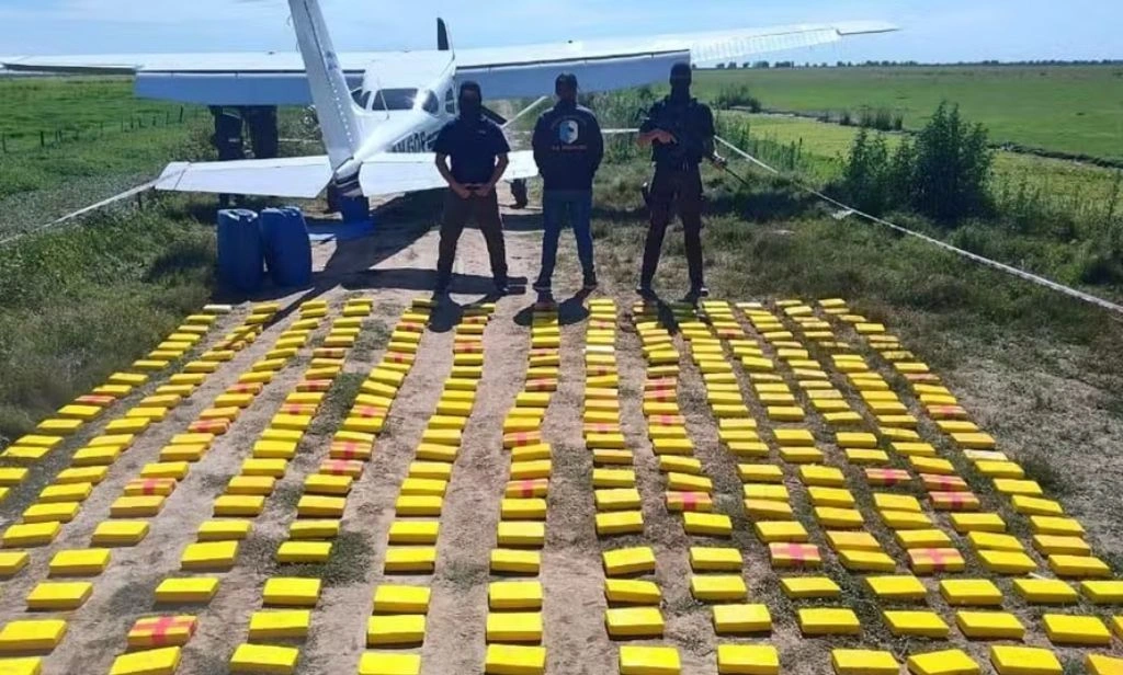Piloto brasileiro e ex-miss são presos em flagrante com drogas na Argentina