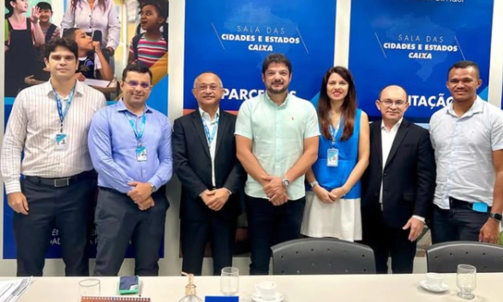 Prefeito de Beneditinos discute iniciativas com equipe da Caixa Econômica