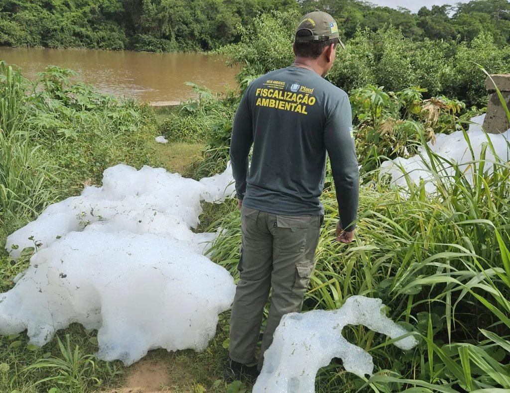 Semarh realiza fiscalização após denúncia de espuma no Rio Poti