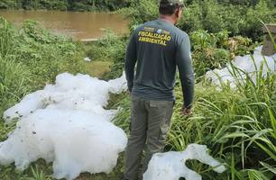 Semarh realiza fiscalização após denúncia de espuma no Rio Poti (Foto: Reprodução)
