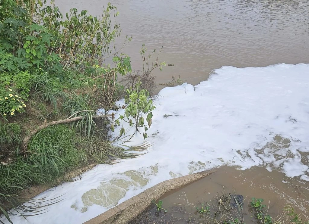 Semarh realiza fiscalização após denúncia de espuma no Rio Poti