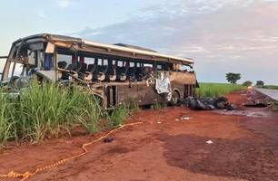Acidente entre caminhão e ônibus com universitários deixa 12 mortos em São Paulo (Foto: Guilherme Leoni/EPTV)