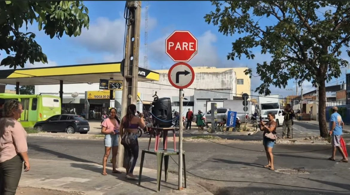 Ambulantes protestam contra retirada de parada de ônibus no Centro de Teresina