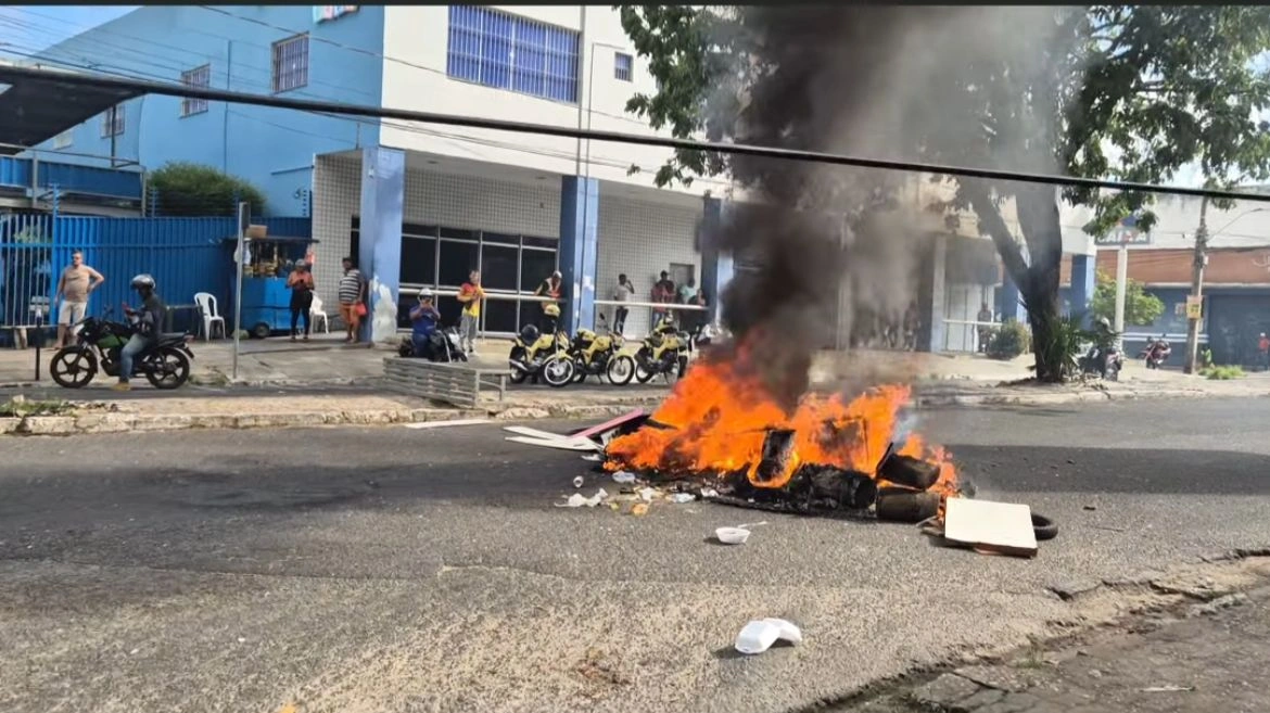 Ambulantes protestam contra retirada de parada de ônibus no Centro de Teresina