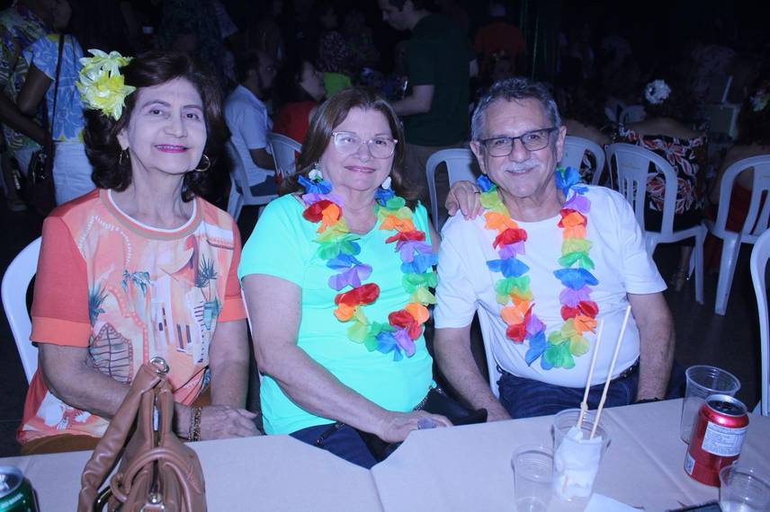Baile do Hawaii anima foliões no Iate Clube de Teresina Baile do Hawaii anima foliões no Iate Clube de Teresina