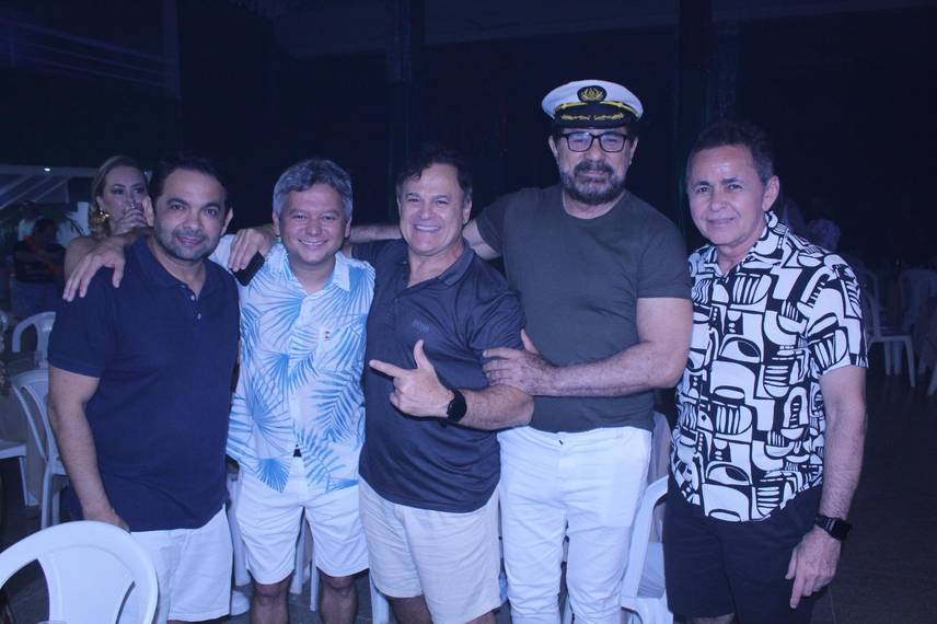 Baile do Hawaii anima foliões no Iate Clube de Teresina Baile do Hawaii anima foliões no Iate Clube de Teresina