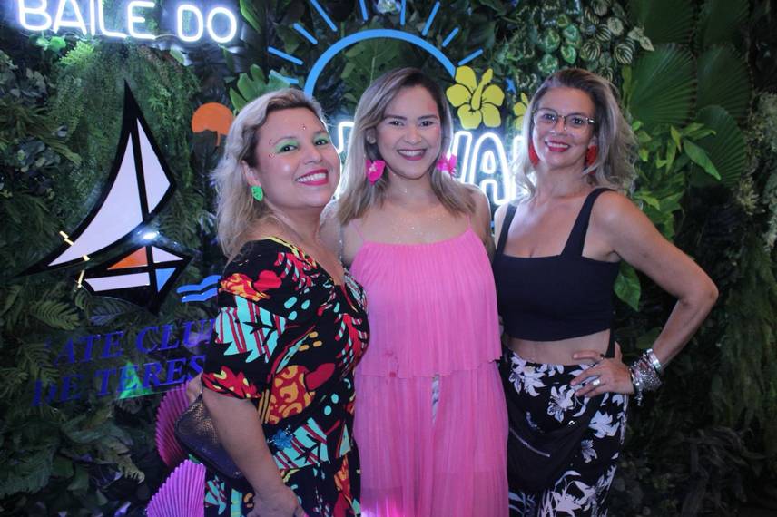 Baile do Hawaii anima foliões no Iate Clube de Teresina Baile do Hawaii anima foliões no Iate Clube de Teresina