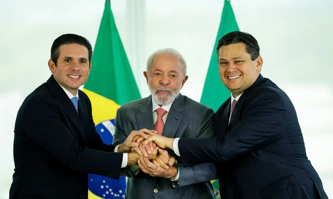 "Brasil está menos pobre e com mais renda", diz Lula ao Congresso