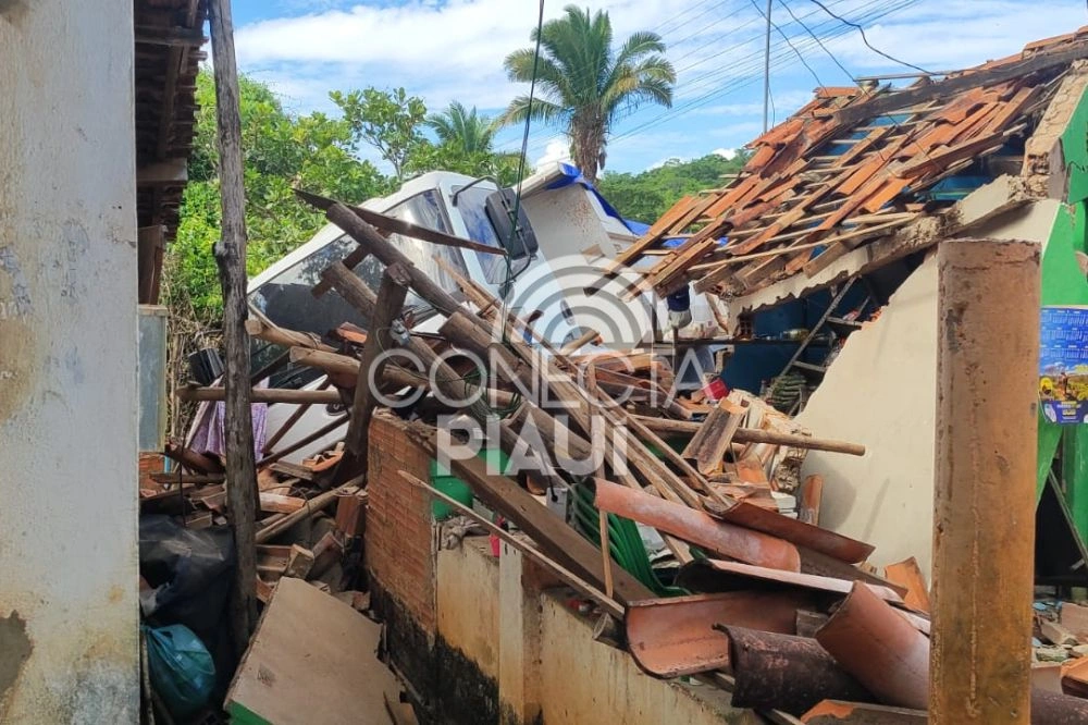 Caminhão desgovernado invade residência e deixa jovem ferida em Nazária
