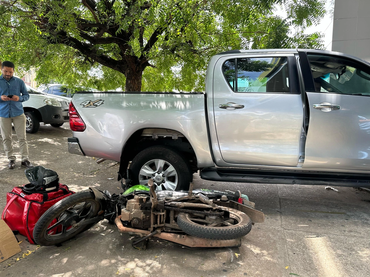 Caminhonete invade agência bancária e atropela ambulante na zona Sul de Teresina