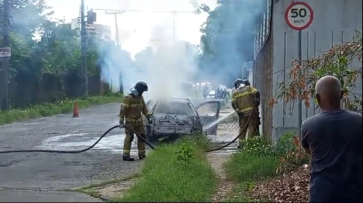 Carro pega fogo e mobiliza Corpo de Bombeiros na zona Leste de Teresina