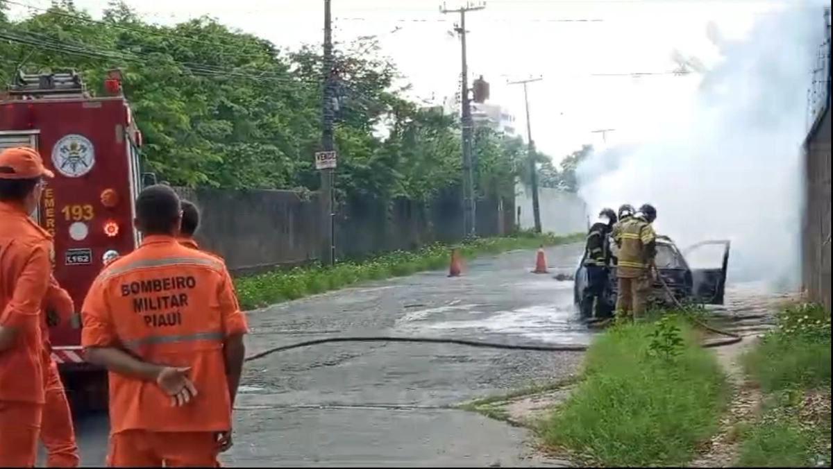 Carro pega fogo e mobiliza Corpo de Bombeiros na zona Leste de Teresina