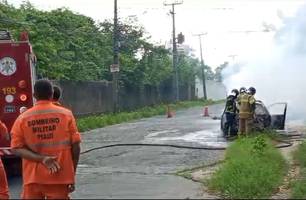 Carro pega fogo e mobiliza Corpo de Bombeiros na zona Leste de Teresina (Foto: Reprodução)