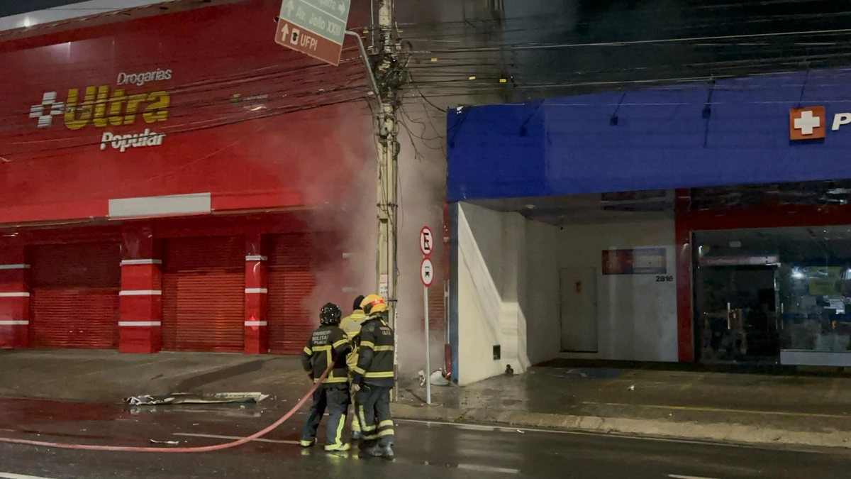 Curto-circuito provoca princípio de incêndio em drogaria na Frei Serafim