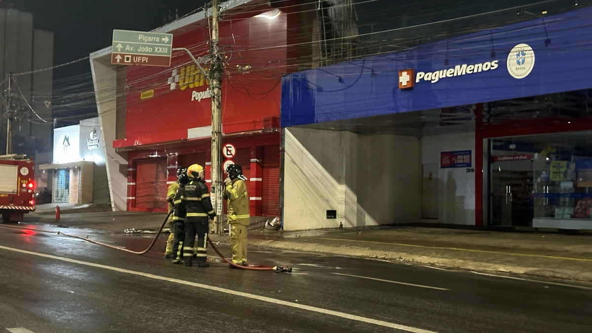 Curto-circuito provoca princípio de incêndio em drogaria na Frei Serafim