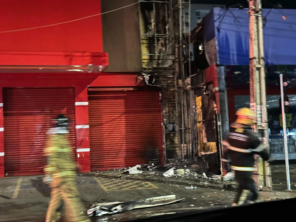 Curto-circuito provoca princípio de incêndio em drogaria na Frei Serafim