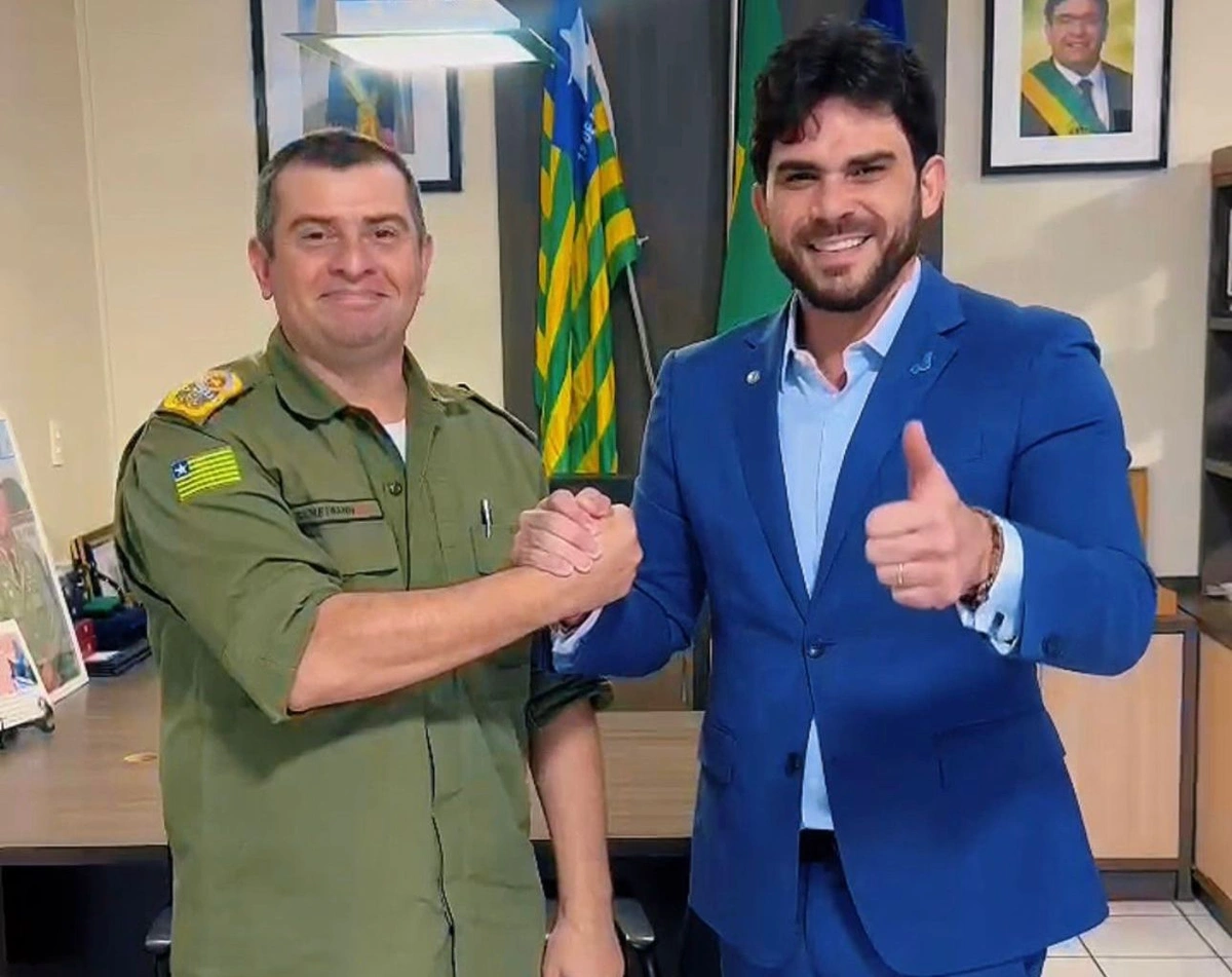 Deputado Dr. Marcus Vinícius garante reforço no policiamento do Carnaval de Floriano em reunião com coronel Scheiwann Lopes