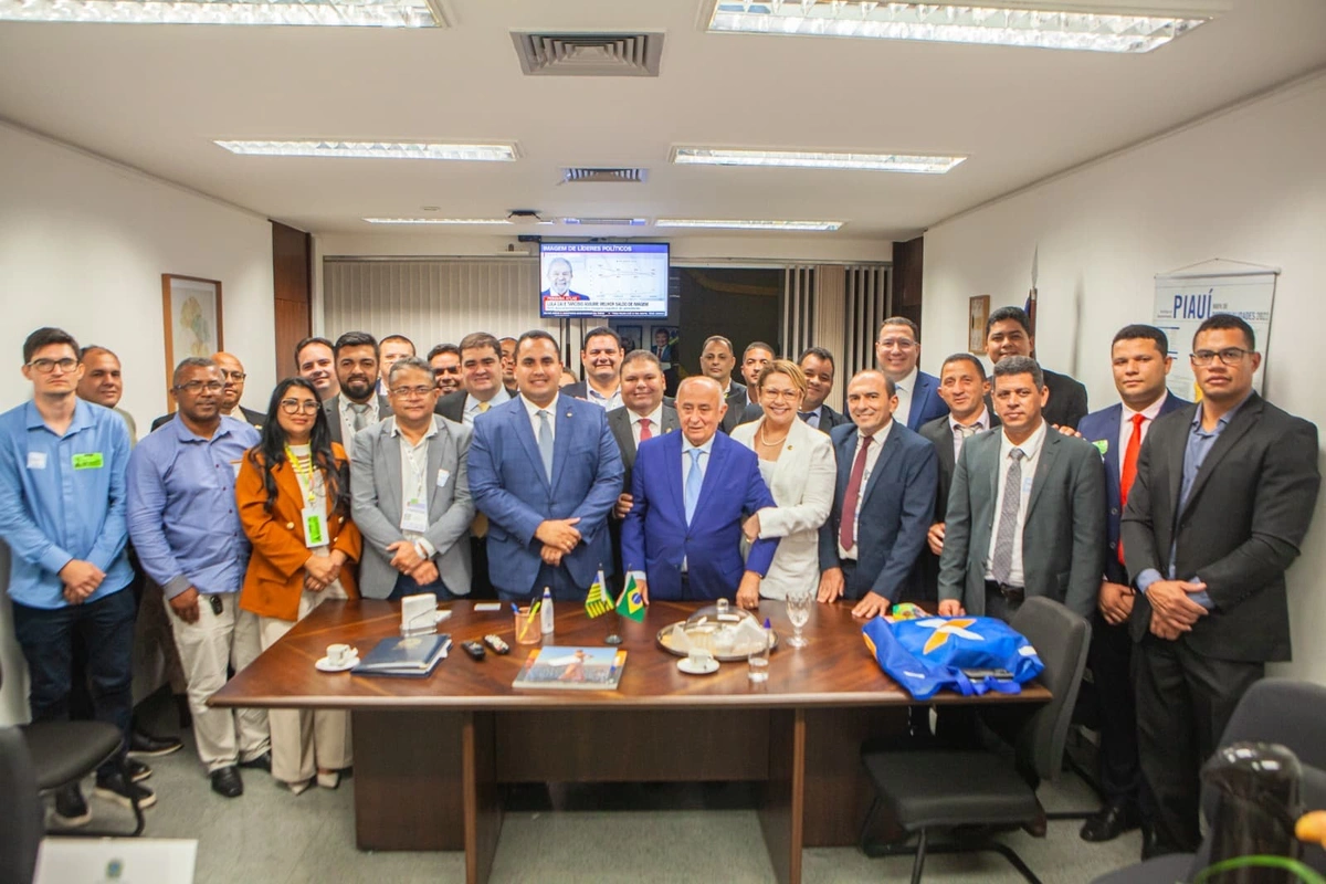 Deputado Júlio César fortalece apoio aos municípios no Encontro de Prefeitos no DF