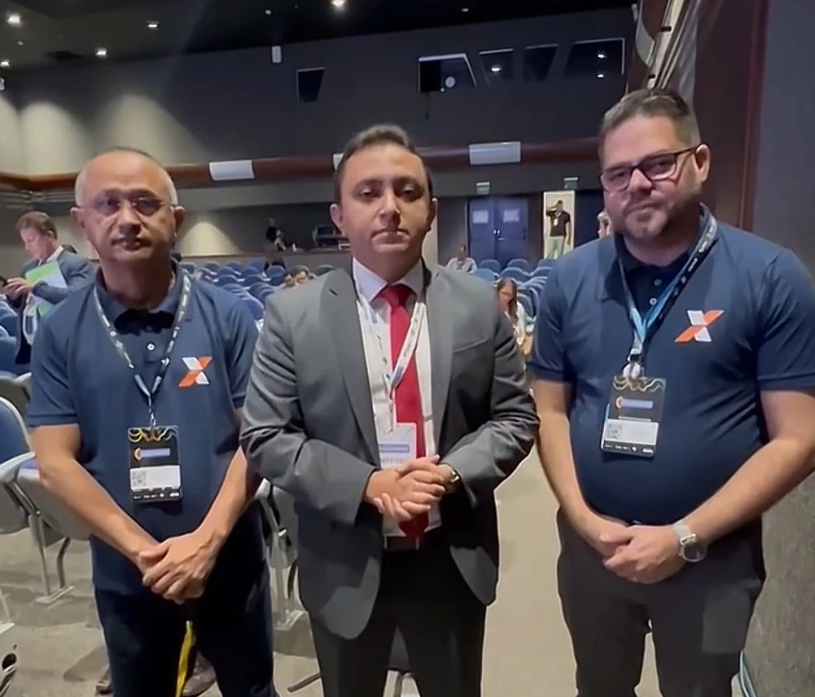 Dr. Fabio, prefeito de São Francisco do Piauí em reunião com representantes da Caixa