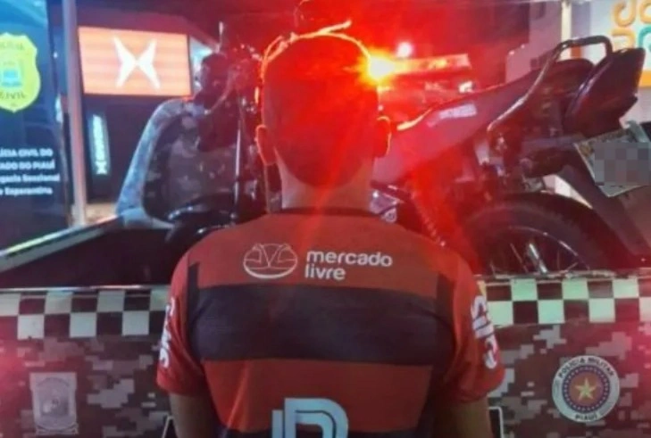 Homem empina moto na frente de viatura e é preso em município no Piauí