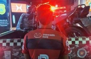 Homem empina moto na frente de viatura e é preso em município no Piauí (Foto: Reprodução)