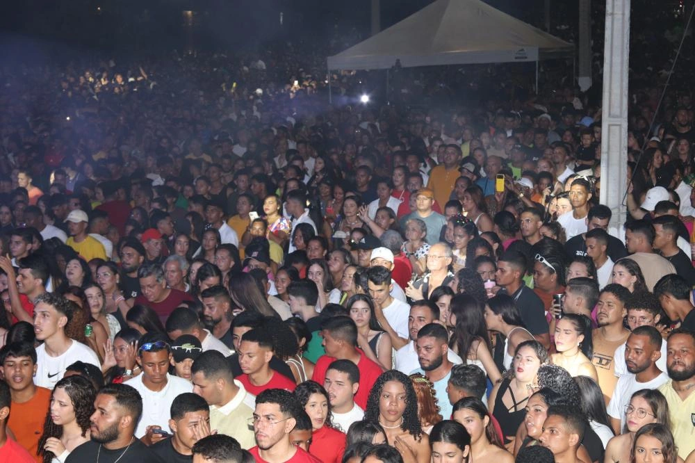 Léo Santana agita abertura do carnaval de Água Branca para mais de 20 mil foliões