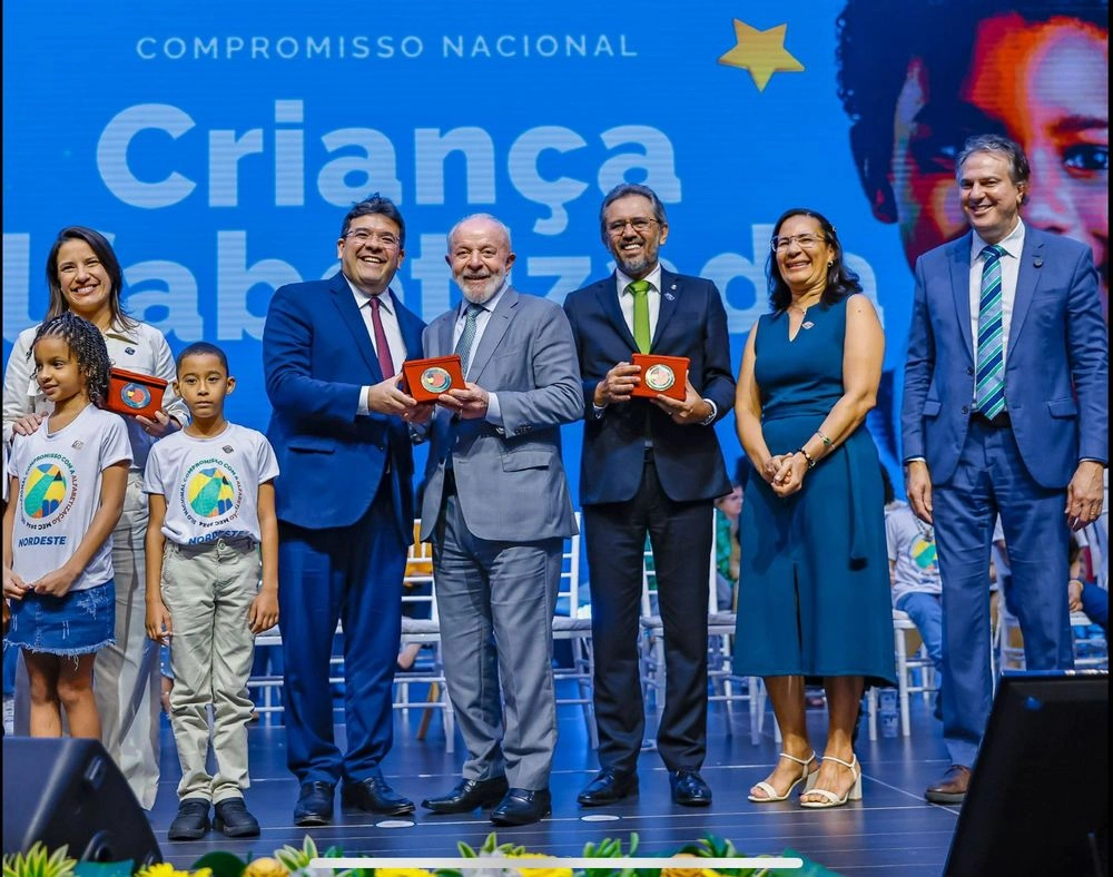 Lula entrega Selo Ouro de compromisso com a alfabetização ao Piauí