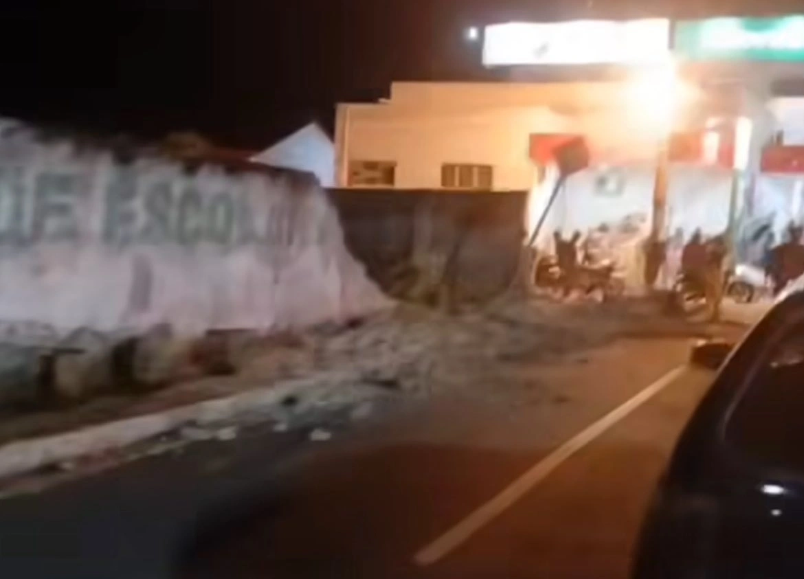 Muro de escola cai e atinge pelo menos duas pessoas em Barras