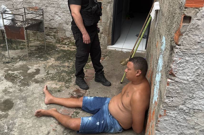 Operação do DENARC em Teresina prende quatro e apreende drogas e armas de fogo Operação do DENARC em Teresina prende quatro e apreende drogas e armas de fogo