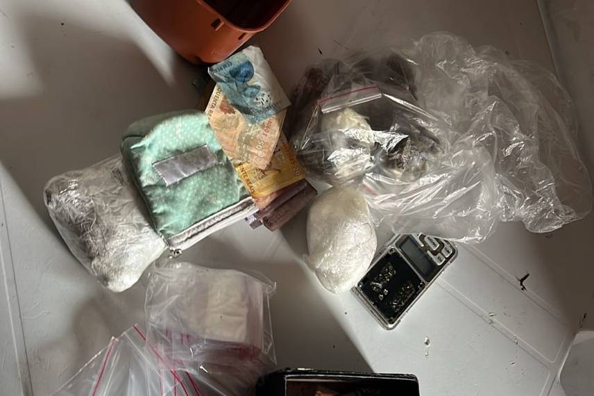 Operação do DENARC em Teresina prende quatro e apreende drogas e armas de fogo Operação do DENARC em Teresina prende quatro e apreende drogas e armas de fogo