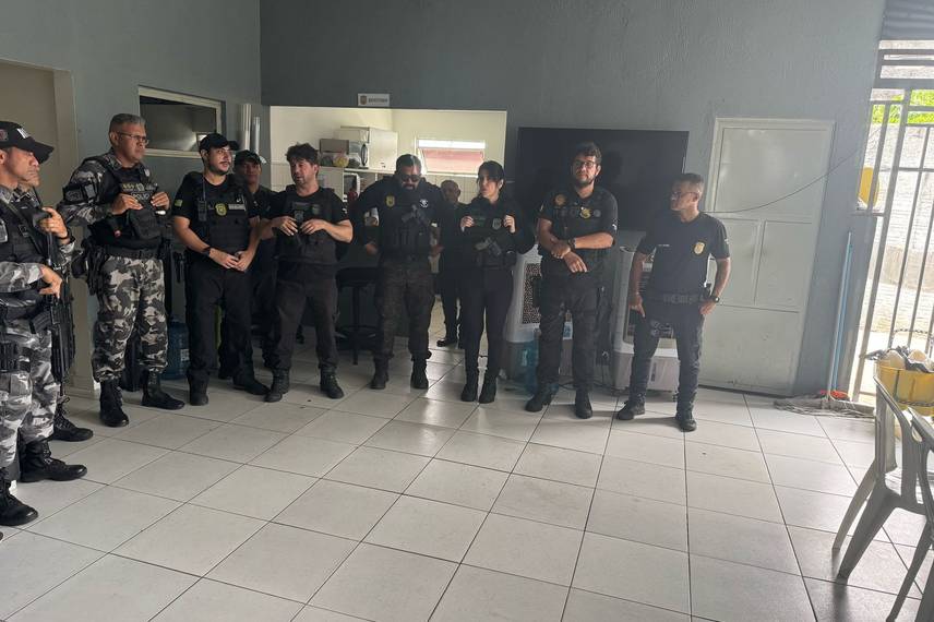 Operação do DENARC em Teresina prende quatro e apreende drogas e armas de fogo Operação do DENARC em Teresina prende quatro e apreende drogas e armas de fogo