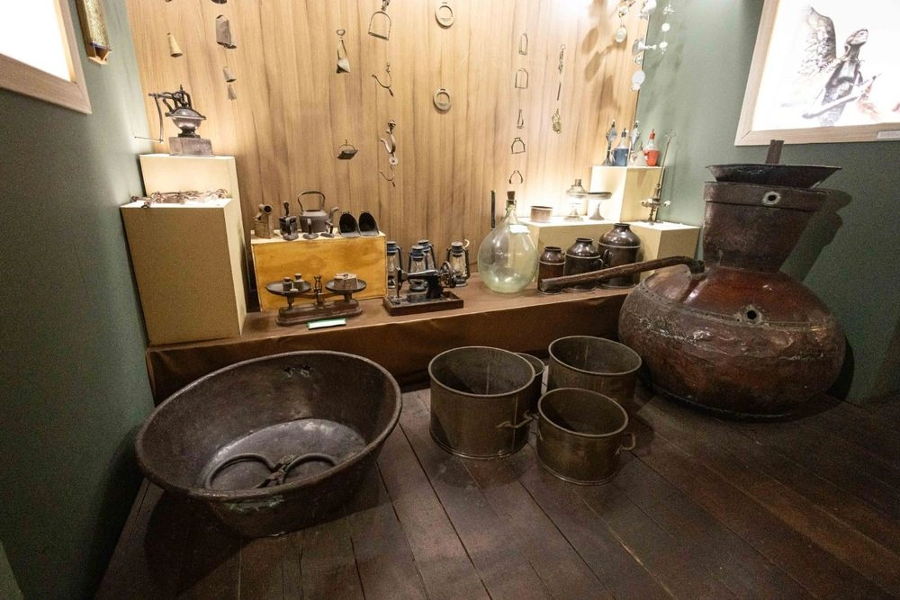 Peças antigas em couro, pedra e metal encantam visitantes no Museu do Piauí