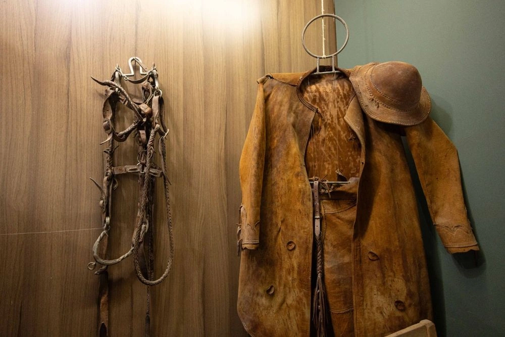 Peças antigas em couro, pedra e metal encantam visitantes no Museu do Piauí