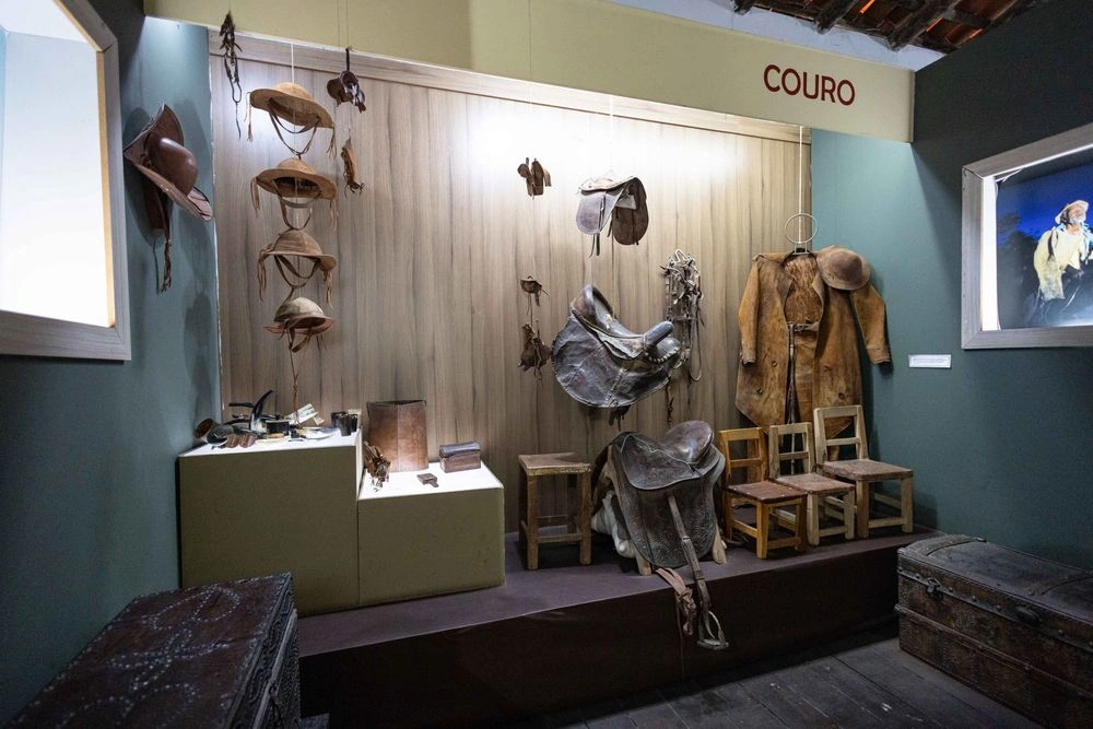 Peças antigas em couro, pedra e metal encantam visitantes no Museu do Piauí