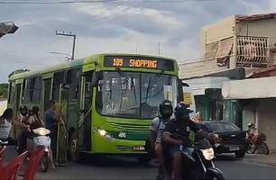 Porta de ônibus cai em rota no bairro São Joaquim, zona Norte de Teresina (Foto: Reprodução)