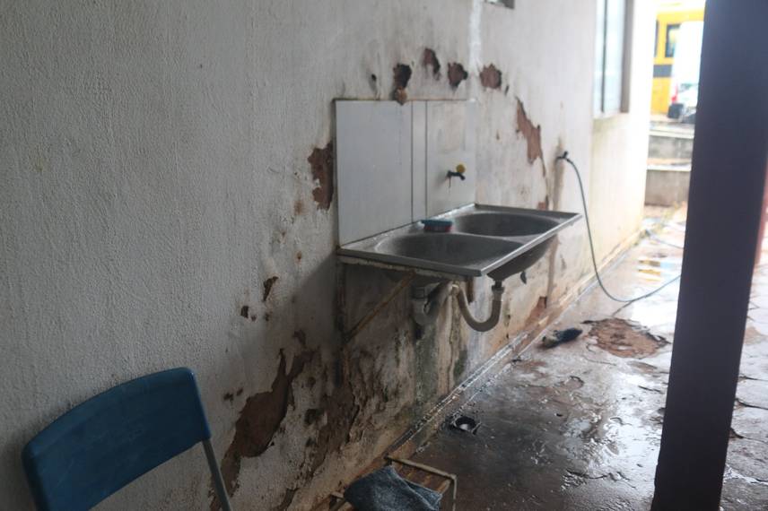 Precariedade e abandono nas instalações e equipamentos deixados pela antiga gestão de Eliseu Martins Precariedade e abandono nas instalações e equipamentos deixados pela antiga gestão de Eliseu Martins